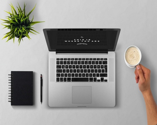 Eleganckie, uporządkowane biurko z laptopem, kawą, kaktusem i notesem